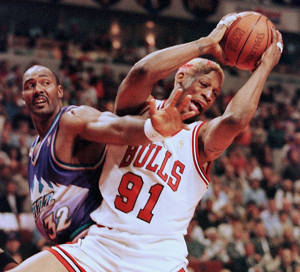 Dennis Rodman (R) of the Chicago Bulls grabs a reb